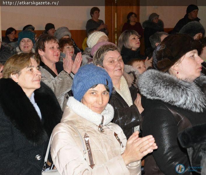 На главном торжестве района женщин встречали с оркестром