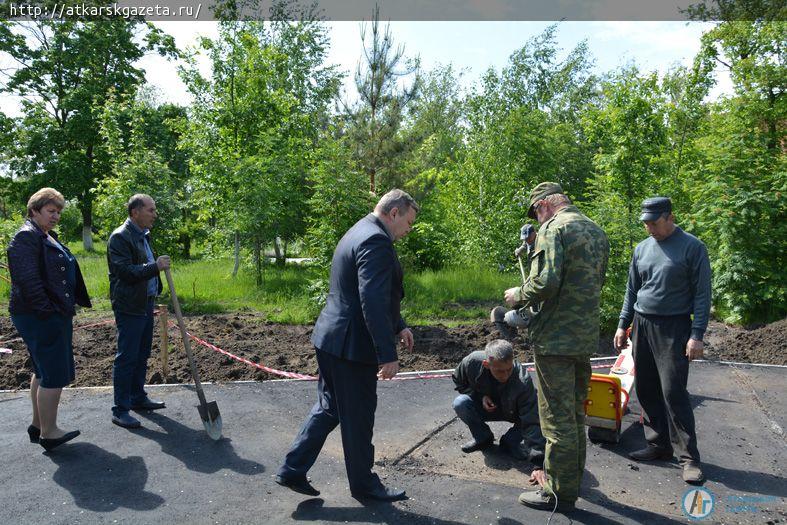На игровой площадке в парке идет укладка бесшовного резинового покрытия (ФОТО)