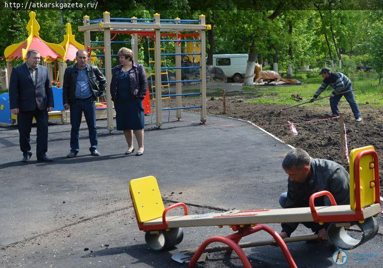 На игровой площадке в парке идет укладка бесшовного резинового покрытия (ФОТО)