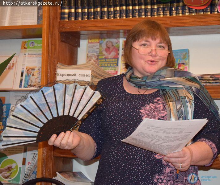 На юбилей библиотеке преподнесли 12 томов энциклопедии и торт в виде книги