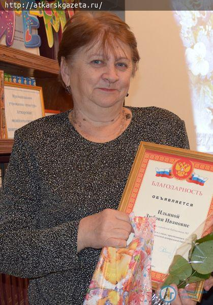 На юбилей библиотеке преподнесли 12 томов энциклопедии и торт в виде книги