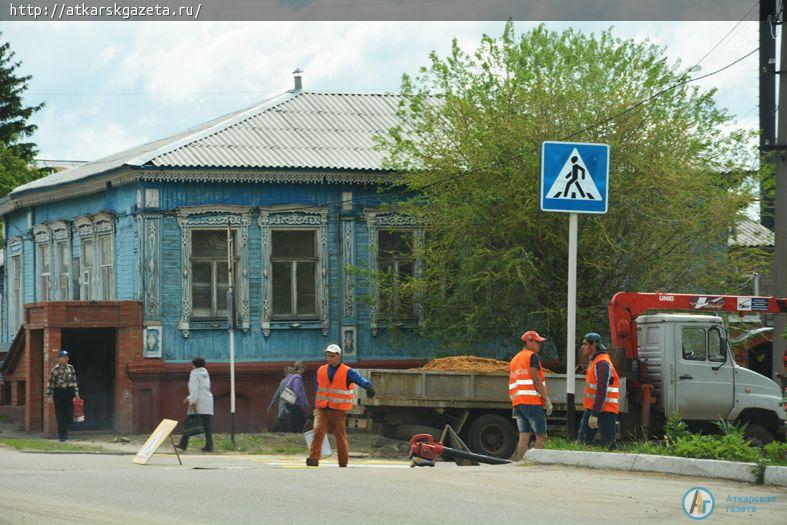 На перекрестке улиц Советской и Гагарина обновили разметку пешеходных переходов (ФОТО)