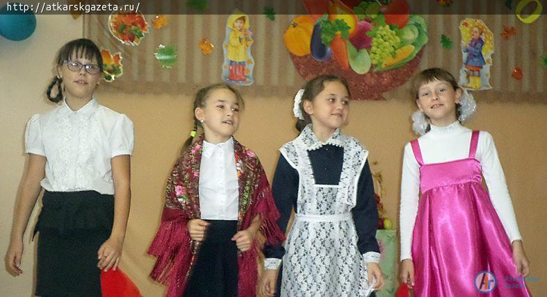 На празднике осеннего урожая школьники съели 20 килограммов яблок и столько же пирогов