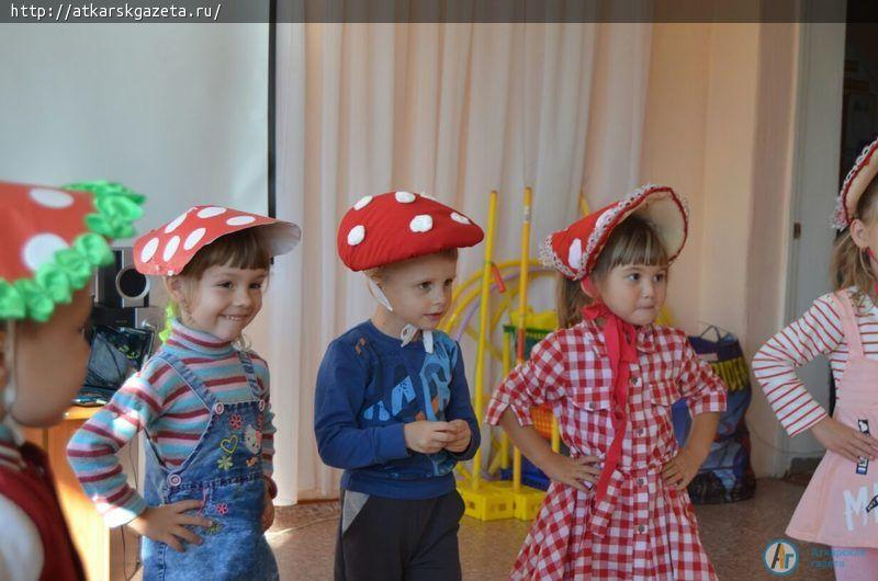 На родительском собрании выступили малыши первого года обучения