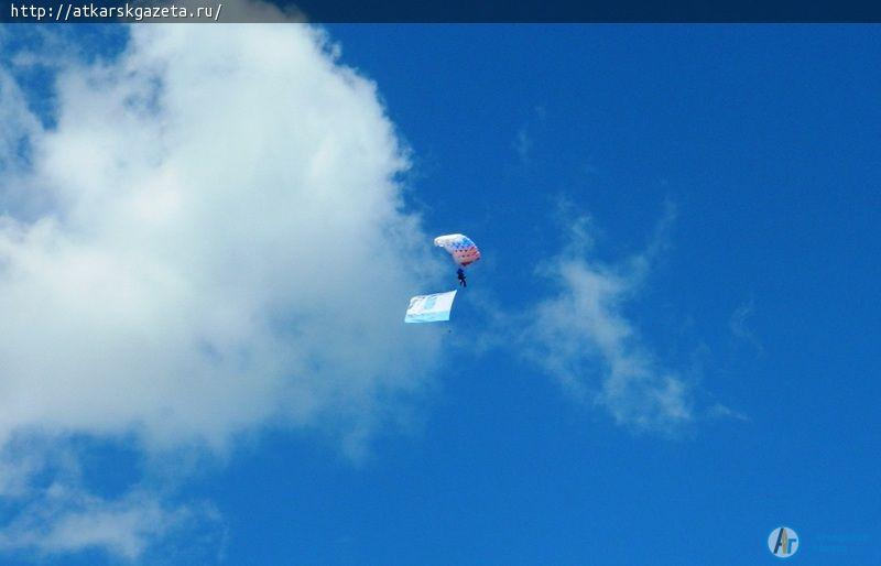 На Сабантуе аткарчане удивили Радаева татарской выпечкой в виде роз