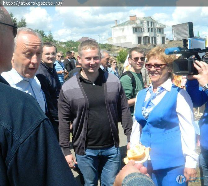 На Сабантуе аткарчане удивили Радаева татарской выпечкой в виде роз