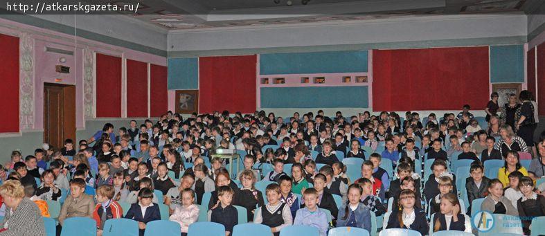 На сцене Центра досуга и кино имени Бориса Андреева зрители увидели братьев ЛЮМЬЕР (ФОТО)