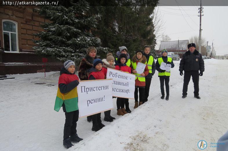 На Советской школьники напомнили водителям правила перевозки детей