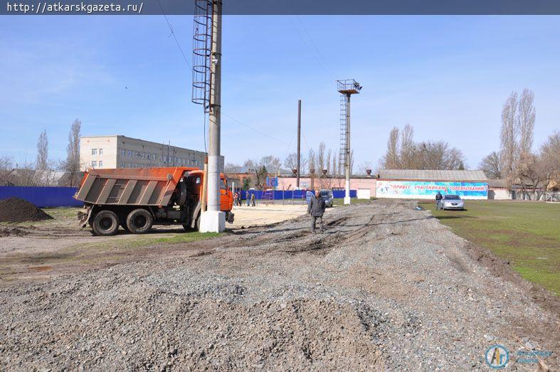 На стадионе «Локомотив» снесли трибуны и завезли щебень (ФОТОРЕПОРТАЖ)