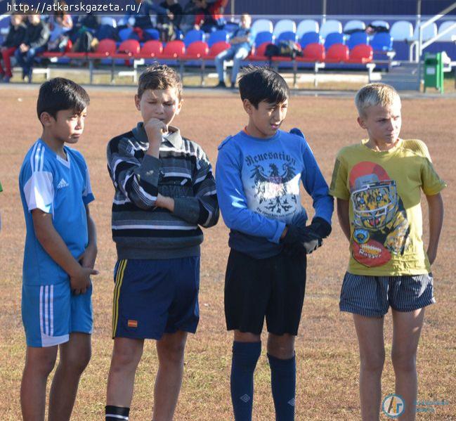 На стадионе  «Локомотив» стартовал футбольный турнир среди школьников (фото)