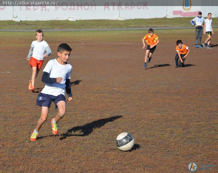 На стадионе  «Локомотив» стартовал футбольный турнир среди школьников (фото)