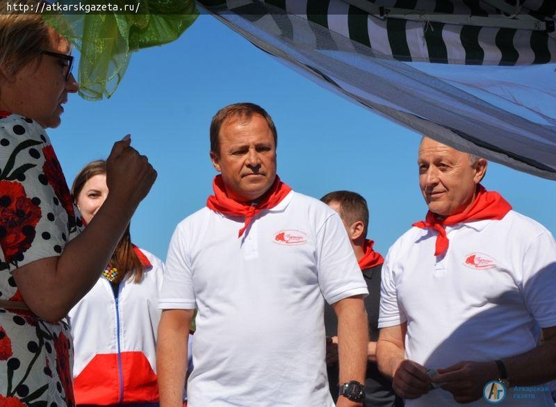На "Туриаде" Полпреду Президента спели гимн аткарских роз (ФОТО)