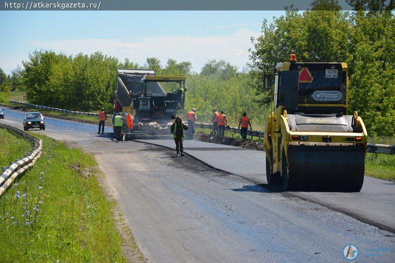 На участке трассы «Аткарск – Саратов» началась укладка асфальта (ФОТО)