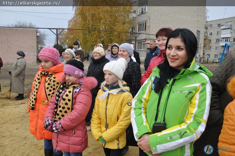 На улице 30 лет Победы сегодня открыли новую детскую площадку