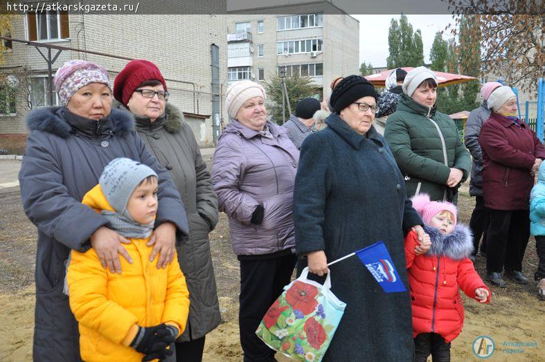 На улице 30 лет Победы сегодня открыли новую детскую площадку