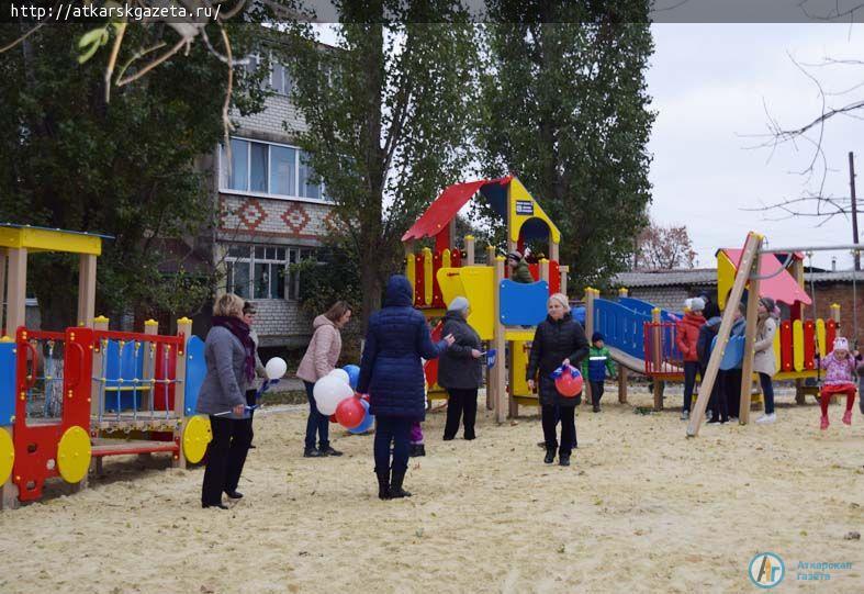 На улице Бубнова сегодня открыли новую детскую площадку