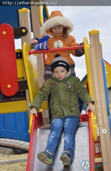 На улице Бубнова сегодня открыли новую детскую площадку
