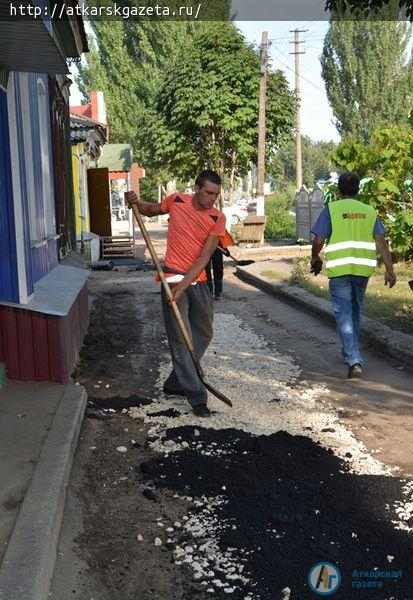 На улице Чапаева восстанавливают тротуар