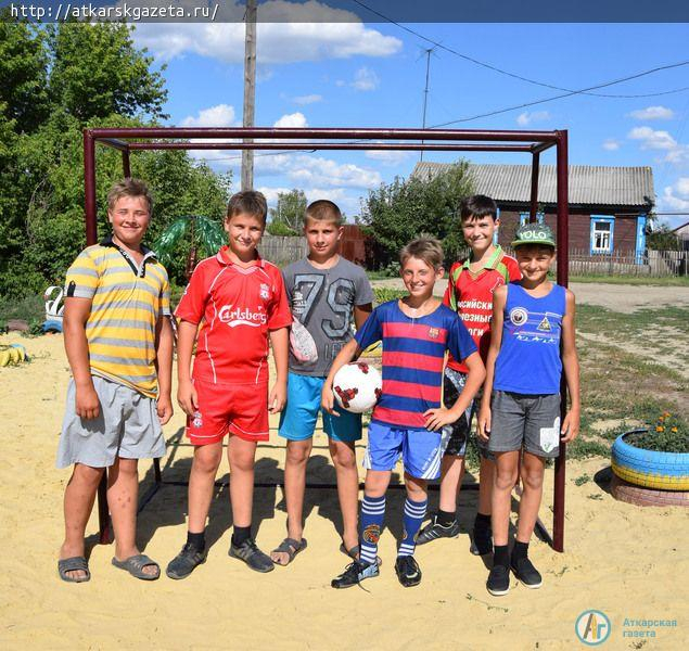 На улице Энгельса установили ворота для игры в мини-футбол