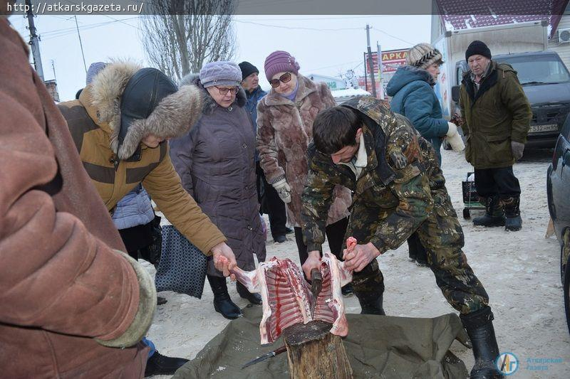 На улице Гагарина развернулась широкая предновогодняя ярмарка (ФОТО)