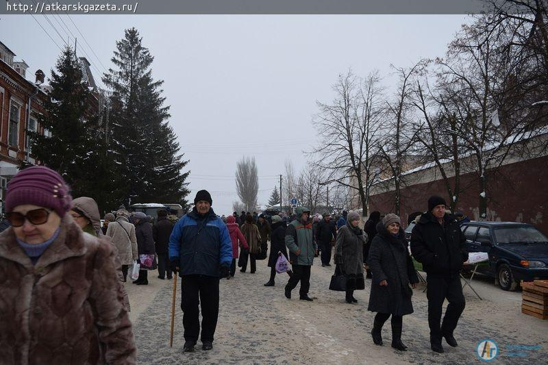 На улице Гагарина развернулась широкая предновогодняя ярмарка (ФОТО)