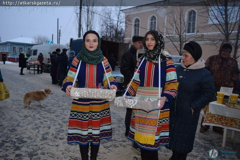 На улице Гагарина развернулась широкая предновогодняя ярмарка (ФОТО)
