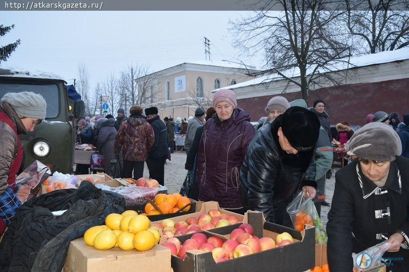На улице Гагарина развернулась широкая предновогодняя ярмарка (ФОТО)
