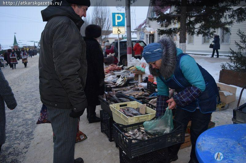 На улице Гагарина развернулась широкая предновогодняя ярмарка (ФОТО)