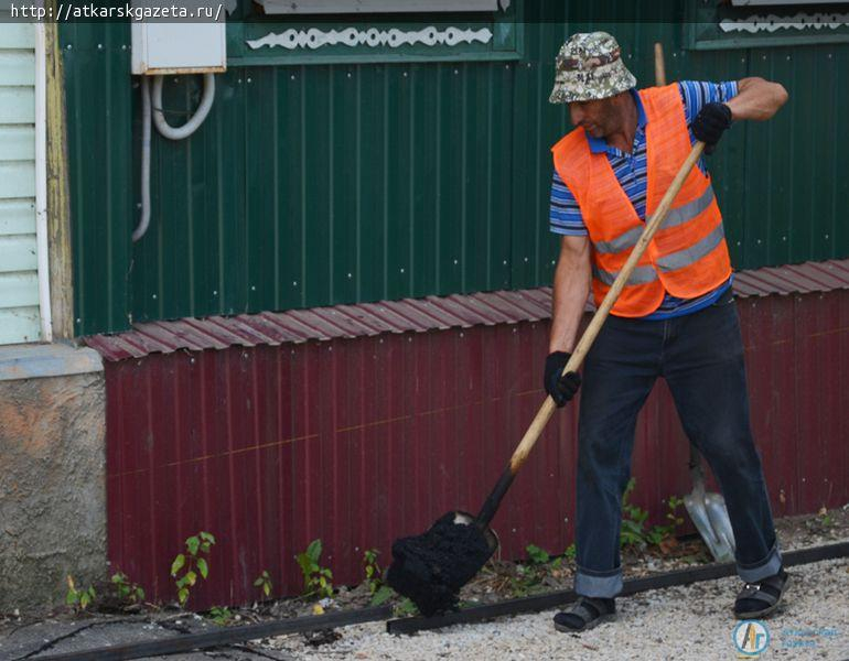 На улице Рабочей впервые за четверть века заасфальтировали тротуар (ФОТО)