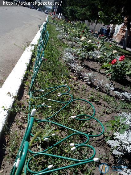 На улице Советской изуродовали клумбовое ограждение