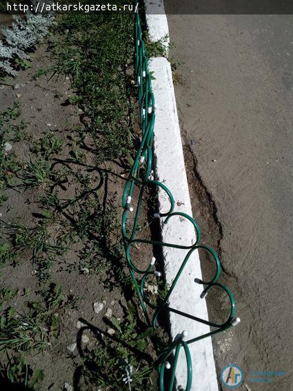 На улице Советской изуродовали клумбовое ограждение