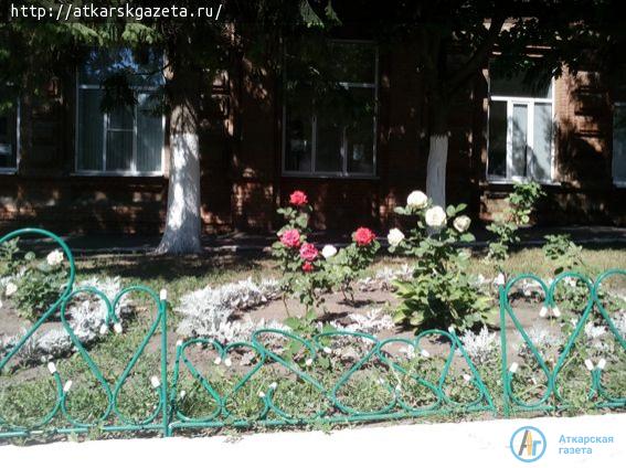 На улице Советской изуродовали клумбовое ограждение