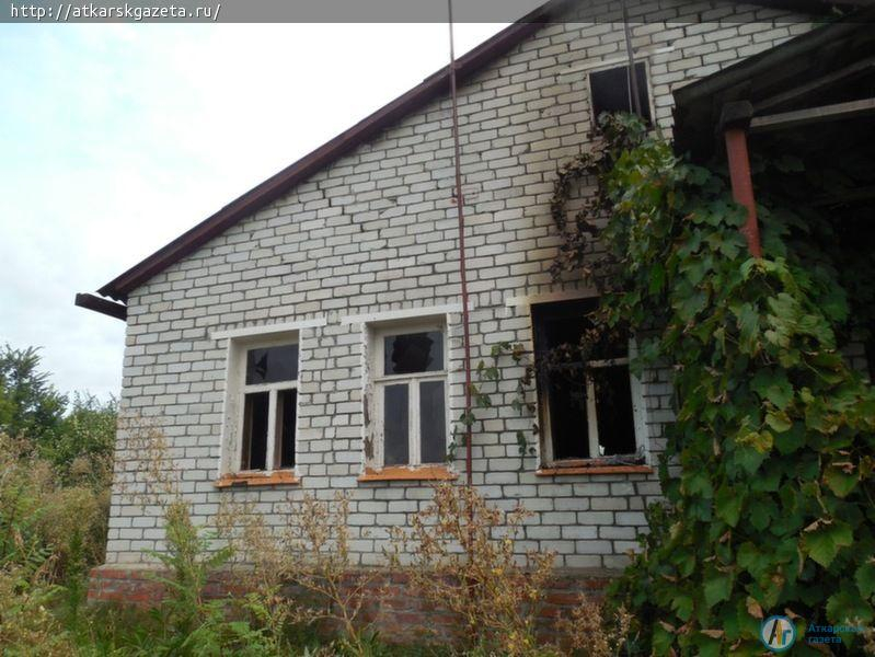 На улице Железнодорожной на рассвете загорелся дом
