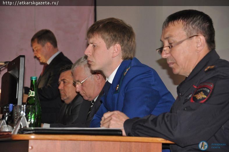 На вопросы аткарчан отвечали представители власти (ФОТО)