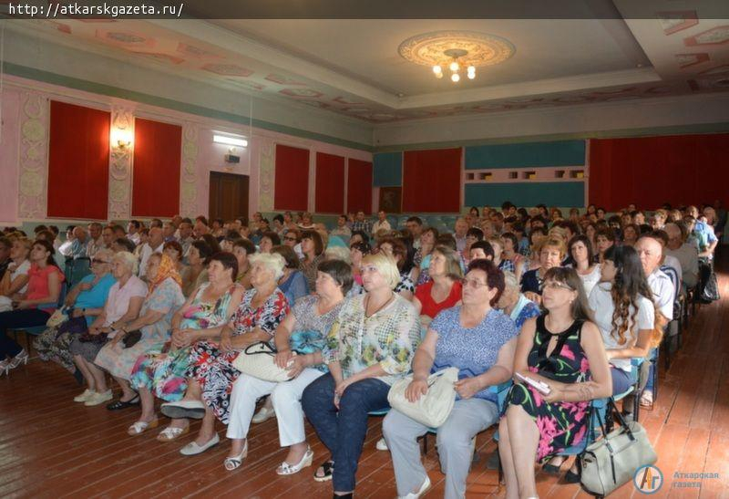 На встречу с представителями власти в Центр досуга и кино пришло более 200 аткарчан (ФОТО)