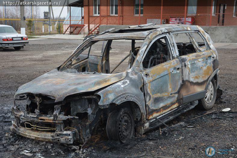 Ночью автомобиль гастарбайтеров сгорел на въезде в Аткарск (ФОТО)