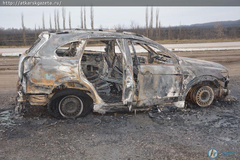 Ночью автомобиль гастарбайтеров сгорел на въезде в Аткарск (ФОТО)
