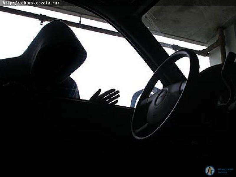 Ночью рецидивист пытался угнать иномарку из двора жителя Аткарска