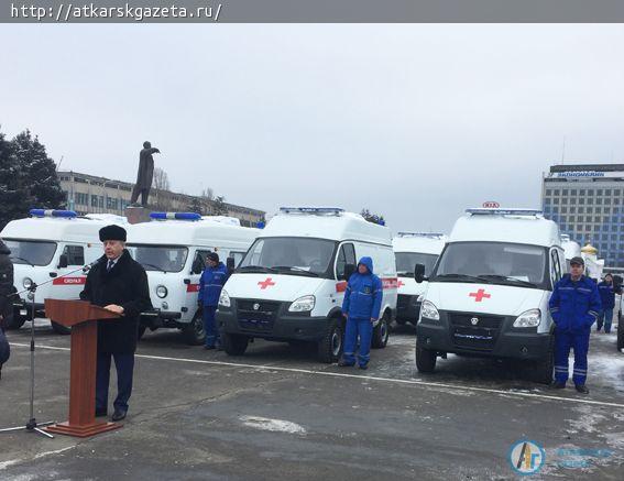 Новенькая "скорая" сделала круг по Театральной площади и покатилась в Аткарск