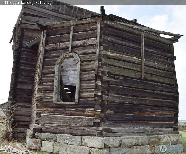 Обрушилась колокольня деревянной церкви в Новой Осиновке (Фоторепортаж)