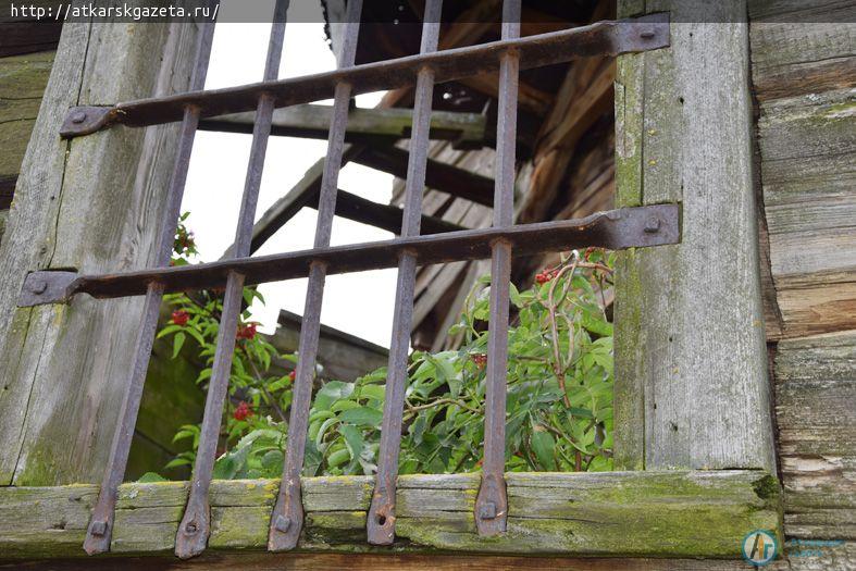 Обрушилась колокольня деревянной церкви в Новой Осиновке (Фоторепортаж)
