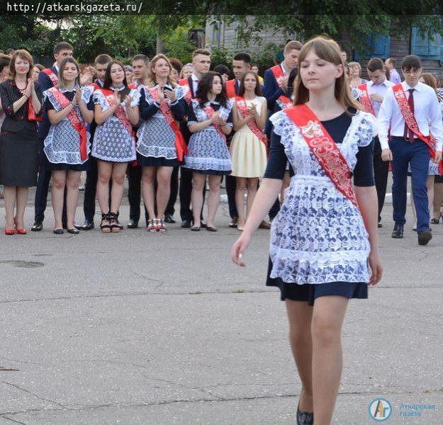 Общегородской праздник выпускников дал старт школьным балам (ФОТОРЕПОРТАЖ)