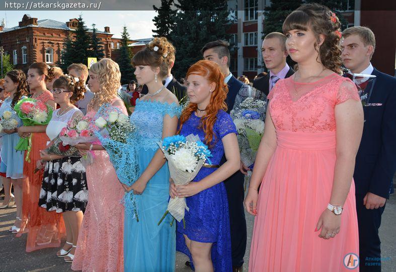 Общегородской праздник выпускников дал старт школьным балам (ФОТОРЕПОРТАЖ)