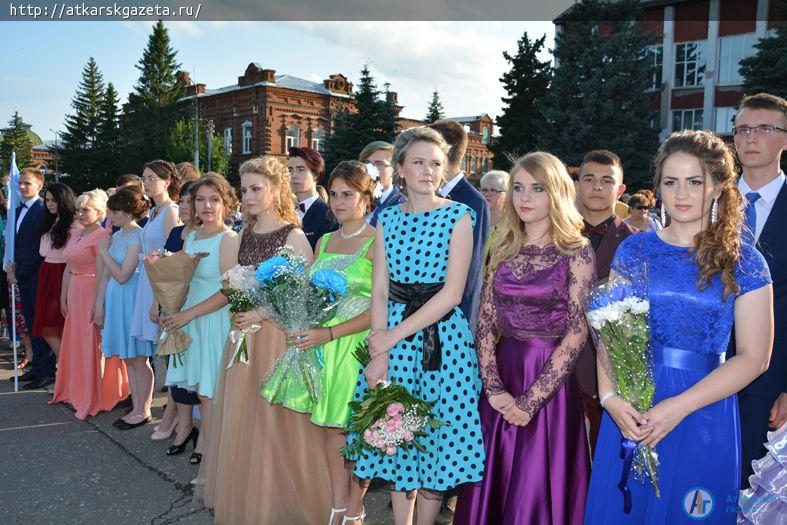 Общегородской праздник выпускников дал старт школьным балам (ФОТОРЕПОРТАЖ)