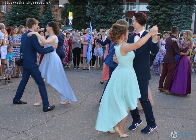 Общегородской праздник выпускников дал старт школьным балам (ФОТОРЕПОРТАЖ)