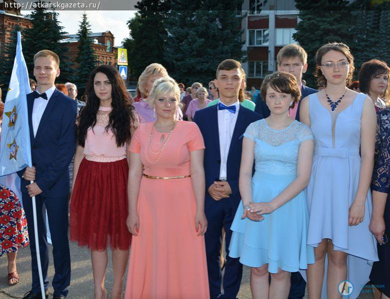 Общегородской праздник выпускников дал старт школьным балам (ФОТОРЕПОРТАЖ)