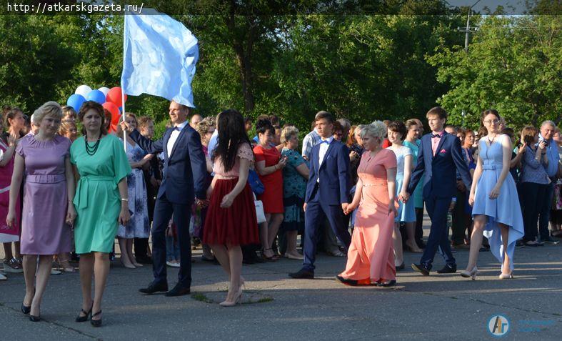 Общегородской праздник выпускников дал старт школьным балам (ФОТОРЕПОРТАЖ)