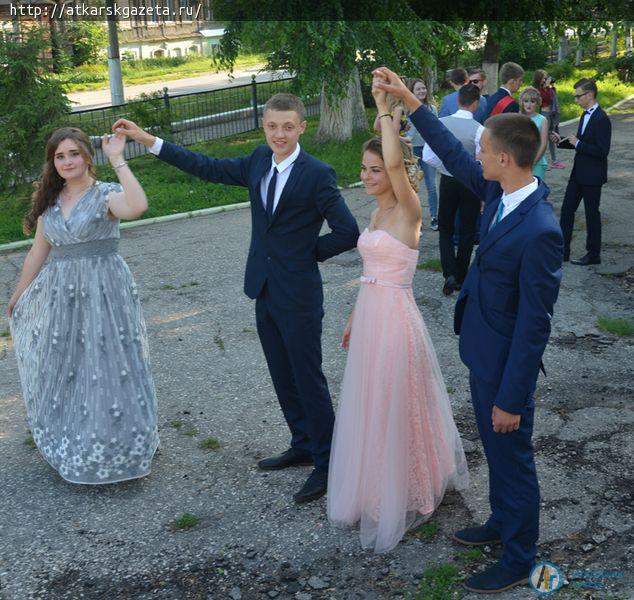 Общегородской праздник выпускников дал старт школьным балам (ФОТОРЕПОРТАЖ)