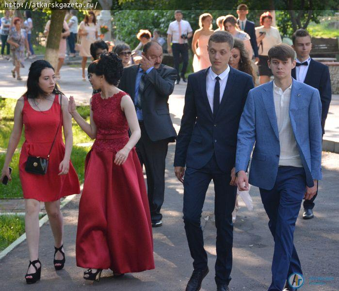 Общегородской праздник выпускников дал старт школьным балам (ФОТОРЕПОРТАЖ)