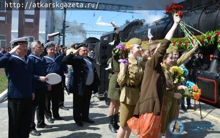 Около 3 тысяч человек встречало ретро-поезд «Победа» на станции Аткарск (ФОТО)